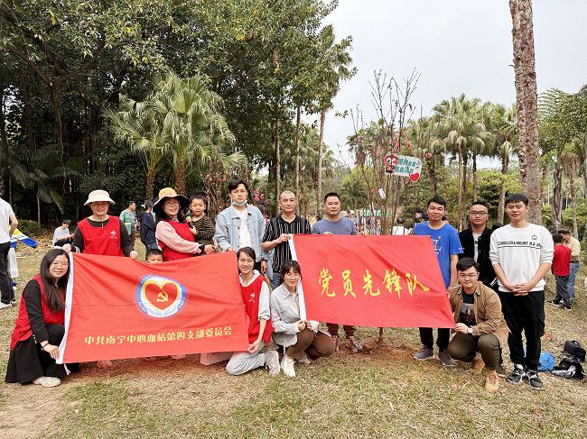 与主办方合影留念。周煜川 摄（修图）1.jpg