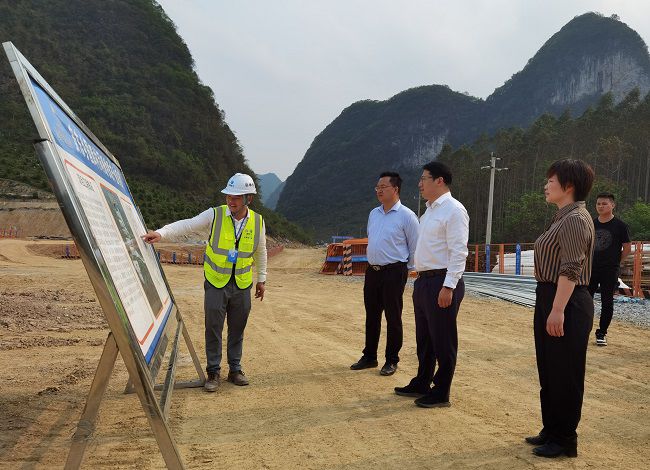 听取工作汇报。江家兵 摄（修图）.jpg