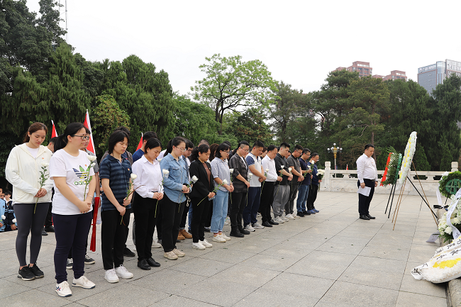 全体默哀。林成斌 摄（修图）.png