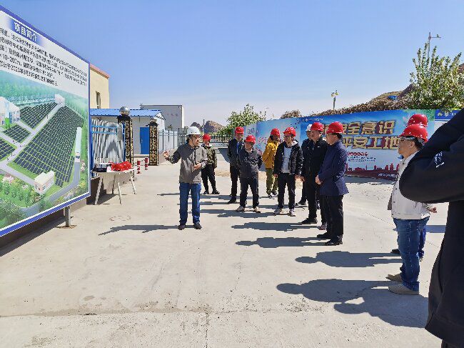 1683599730141002.jpg 听取项目汇报。关惠琳 摄(修图)0.jpg