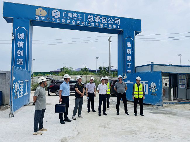 邓少新深入施工现场。苏卫传 摄（原000图000000000000000）.jpg