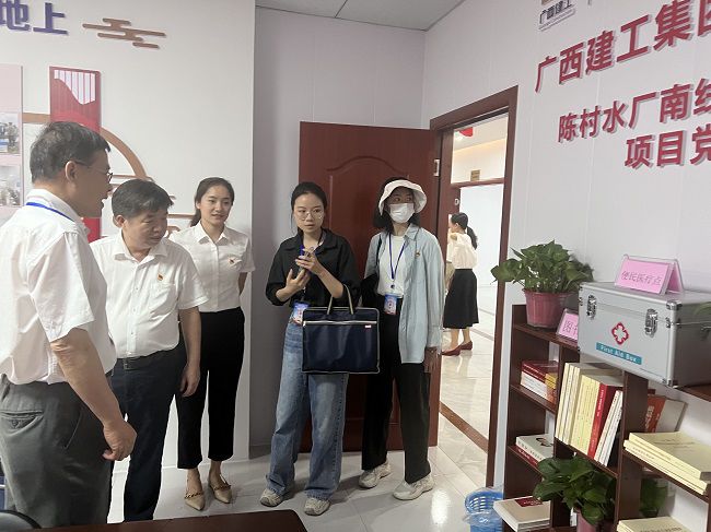 查看党建设施配备情况。卢丽君 摄（修图）.jpg