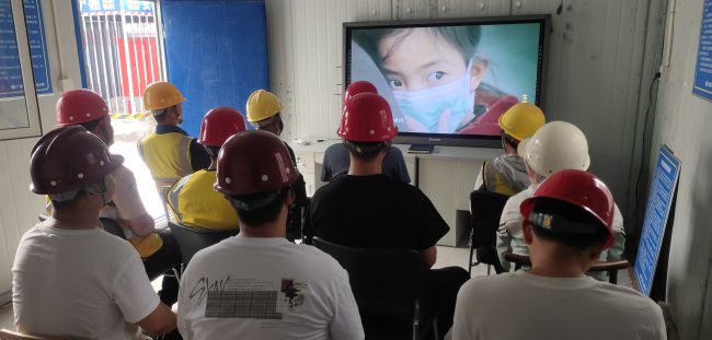 观看教育视频。黄震宇 摄（修图）.jpg