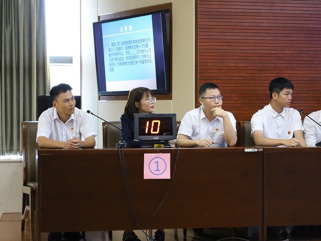 公司才赛队伍沉着答题。李立云 摄（修图）.jpg