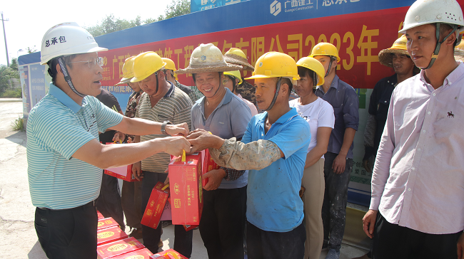 发放清凉饮品。蔡怡灵 摄（修图）.png