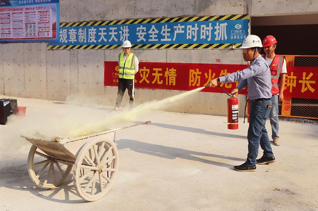 曾劲松进行灭火器材使用培训。周煜川 摄（修图）.jpg