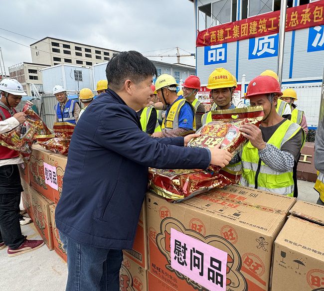 发放慰问品。韦艳雷 摄（修图）.jpg