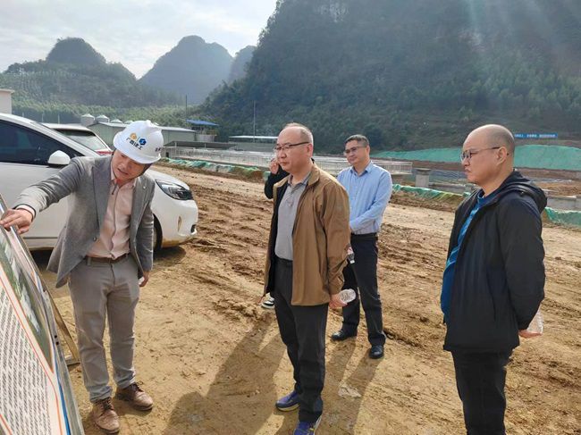 1705624424364307.jpg 陆烜在安东乡项目现场听取汇报。(修图).jpg