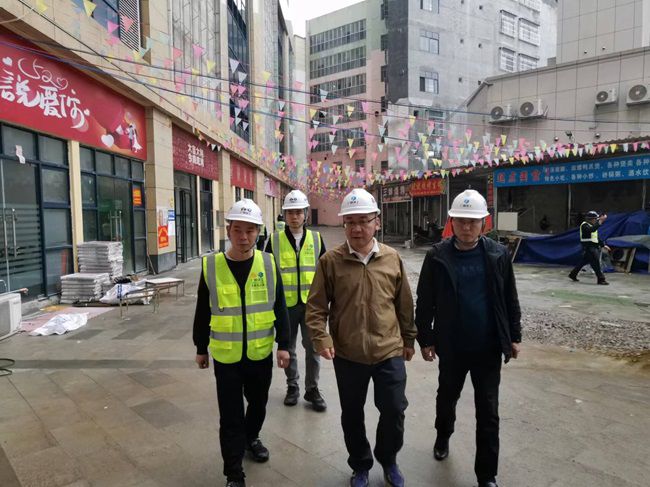 1705624435266710.jpg 陆烜在巴马商贸中心调研指导。(修图).jpg