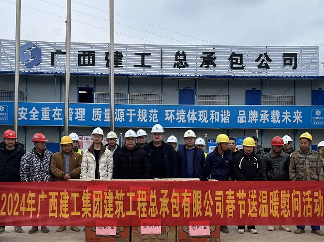 1706576607582607.jpg 慰问活动合影。李伟燕 摄(修图).jpg