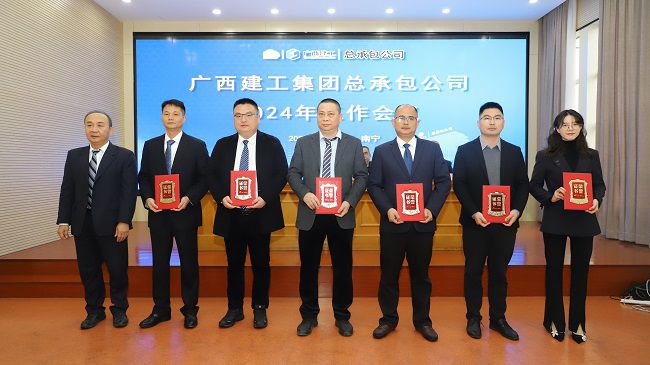 1.2陆烜为优秀经营管理者颁奖 修图.jpg