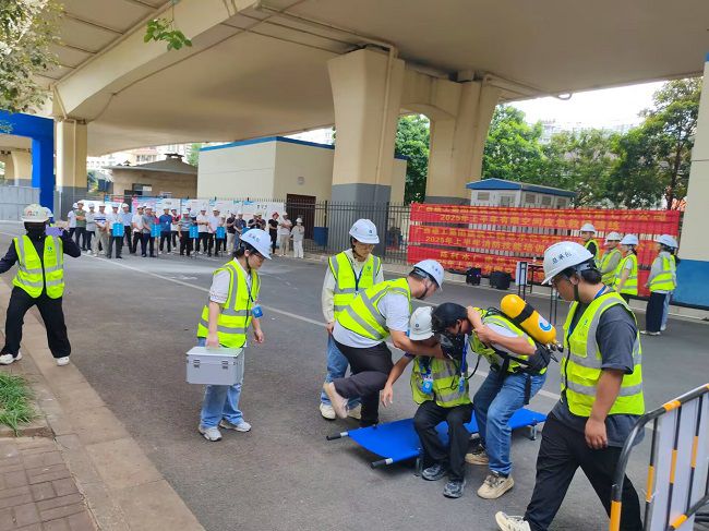 有限空间救援。陆振官 摄（修图）.jpg