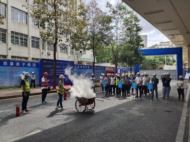 扑灭火灾。黄宝生 摄（修图）.jpg